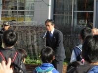 写真:開会式でご挨拶をする区長