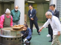 写真:大釜に火入れ