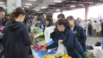写真：野菜販売を行う中学生