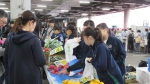 写真:野菜販売を行う中学生