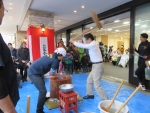 写真：餅つきをする区長