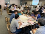 写真:班内で討議する様子