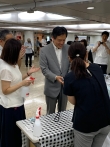 写真:ブースを体験する区長
