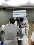 写真:ブースを体験する区長