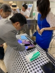 写真:ブースを体験する区長
