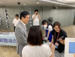 写真:ブースを体験する区長