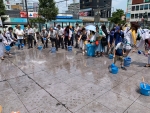写真:参加者の皆さまと一斉に打ち水