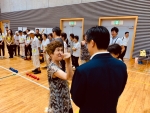 写真:参加者と談笑する区長