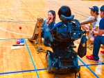 写真:参加者が練習する様子