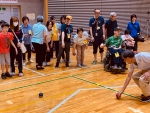 写真:参加者が練習する様子