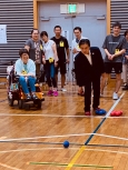写真:始球式に臨む区長の真剣な眼差し