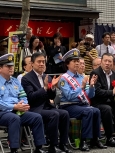 写真:実演を見守る区長とひろみちおにいさん