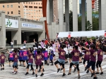 写真:オープニングは全員でダンス