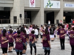 写真:オープニングは全員でダンス