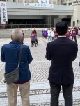写真:オープニングのダンスを見守る区長
