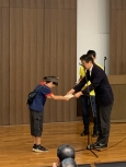 写真:子ども絵画コンクールの区長賞を表彰