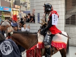 写真：馬に乗る区長