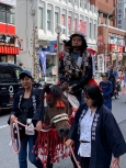 写真:区長は馬に乗って行進しました