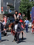 写真:馬に乗って行進する区長