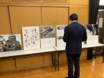 写真:「原爆と人間展」を鑑賞する区長