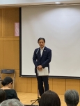 写真:ごあいさつする区長