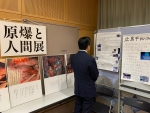 写真:平和派遣報告の発表を鑑賞する区長