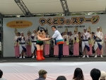 写真:フィナーレで新宿未来特使・鉄腕アトムと握手する区長