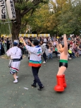 写真:フィナーレで鉄腕アトムと一緒に阿波踊りを踊る区長