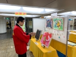 写真:作品展を鑑賞する区長