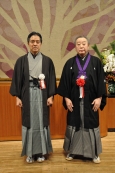 写真:吉住区長と杵屋勝国氏
