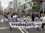 写真:新宿通りをパレードする様子