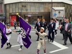 写真:新宿通りをパレードする様子