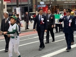 写真:新宿通りをパレードする様子