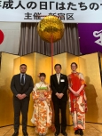 写真:司会の新成人と区長との記念撮影