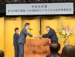 写真:表彰状・感謝状の授与式