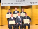 写真:受賞された皆さまと区長との記念撮影