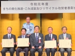 写真:受賞された皆さまと区長との記念撮影