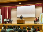 写真:開会式でごあいさつする区長