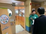 写真:各ブースを楽しむ区長