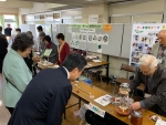 写真:各ブースを楽しむ区長