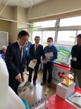 写真:各ブースを楽しむ区長
