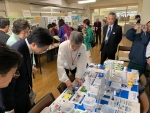 写真:各ブースを楽しむ区長