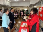 写真:各ブースを楽しむ区長