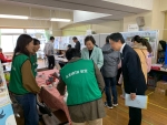 写真:各ブースを楽しむ区長