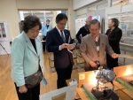 写真:各ブースを楽しむ区長
