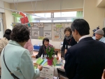 写真:各ブースを楽しむ区長