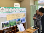 写真:各ブースを楽しむ区長