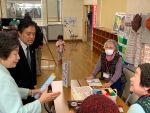 写真:各ブースを楽しむ区長