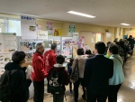 写真:各ブースを楽しむ区長