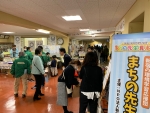 写真:各ブースを楽しむ区長